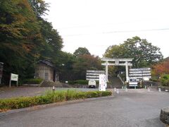 ☆那須湯本　温泉神社＆足湯“こんばいろの湯”

那須岳の紅葉を堪能した後はまだ時間的にゆとりがあったので
帰り道沿いにある那須湯本の足湯“こんばいろの湯”に浸かってきました。

場所は那須湯本の温泉神社大鳥居のすぐ横。
名勝・殺生石の少し手前(温泉神社の奥が殺生石)

駐車場は道路を挟んだ反対側に３９台の無料駐車場。
“こんばいろの湯”並び手前には公衆トイレや那須高原観光案内所があります。