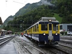 ３日目

天気はあいにくの雨空。今日はユングフラウヨッホに行く予定でしたが、急遽予定を変更し、雨でも楽しめそうな「トリュンメルバッハの滝」を目指すことにしました。

グリンデルワルト駅から、BOB鉄道でラウターブルンネン駅へ。
途中、ツヴァイリューチネンの駅で乗り換え。
スイスの鉄道はプラットホームの途中にポイント(分岐機)があったり、踏切があったりしてビックリ！
