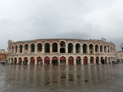 大雨の中の｢円形闘技場｣。
大雨のお陰で歩いている人は皆無に等しく、撮影中人に邪魔されることがありませんでした。ある意味ラッキー(*^▽^)/

ベローナの円形闘技場は、ローマのコロッセオ、ナポリの円形劇場に次ぐイタリアで三番目の大きさを誇り、収容人数は2万5000人。舞台や座席も残り、イタリア国内で最も保存状態が良いと言われているらしいです。