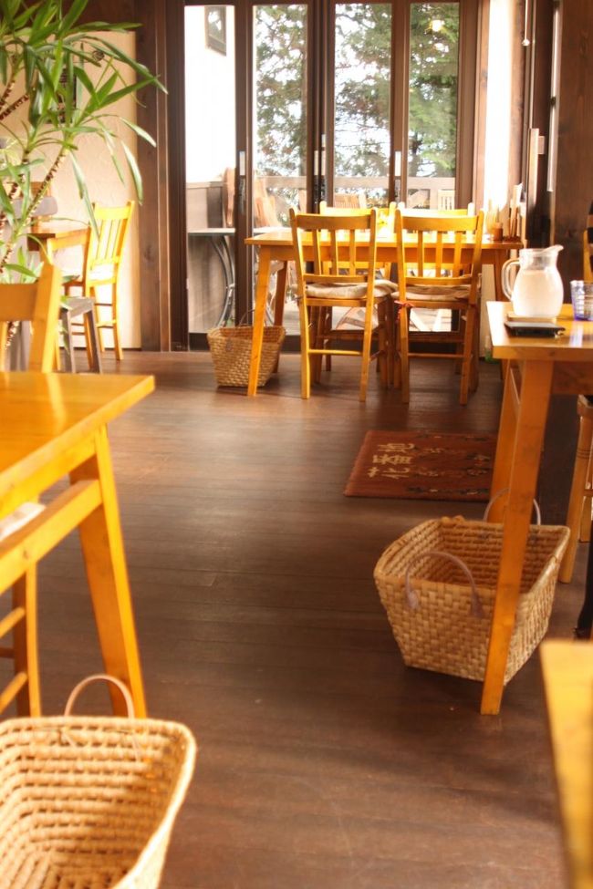 ガラス越しに緑が見える席がいくつかあります。