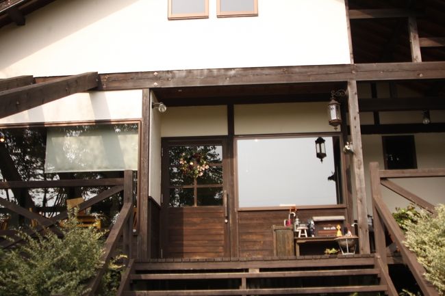 玄関の階段を登って中に入りましょ。