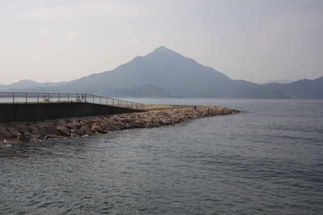 せっかくここまで来たんだから、海を見ましょうと海沿いの道を探していたら、行き止まりで、仕方なく車をおいて、海岸べりを歩きましょ。<br />遠くには青葉山