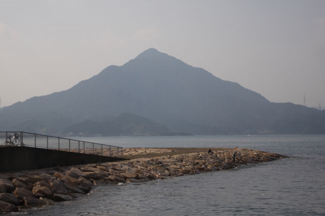 ズームして青葉山<br />三角山で美しい。○十年も前に登ったなぁ。海岸から頂上まで、鎖場もあって、若かったので楽しかった。<br />きっと、あれから変わってるんだろうな。