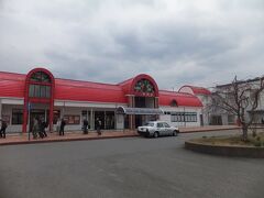 飯田駅。林檎をイメージしたのか赤い屋根が特徴の駅舎。ここで辰野から乗った列車とはお別れです。