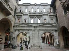 ボルサーリ門をくぐり抜け、14〜18世紀のベネチア派やベローナ派の絵画や彫刻が収蔵されているという市立美術館「カステルヴェッキオ」へ向かいましょう♪