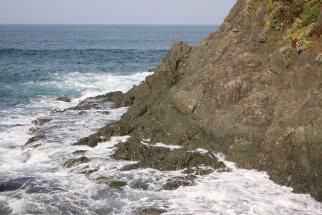 大きな岩に打ち寄せる波