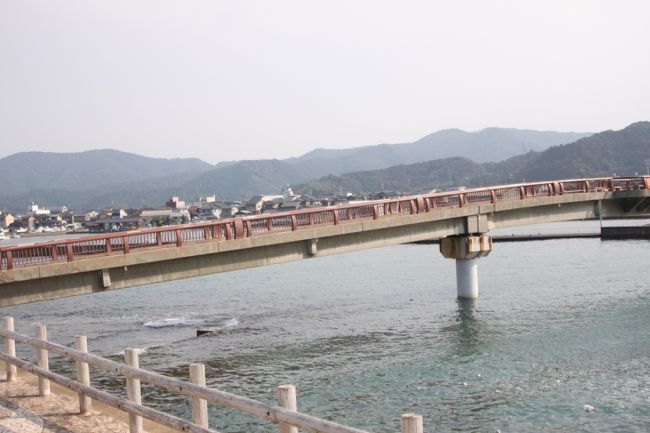 橋の下を漁船はくぐっていくらしい。