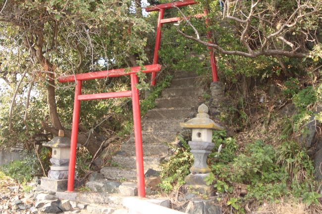 行き止まりは神社かな<br />赤い鳥居が2つ