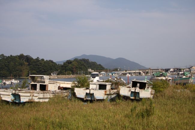 岸辺にもどっていくと、船が何台も丘にあげられている。