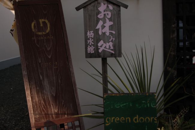 駐車場は道路を隔てて工事のための塀で囲ったところの近く。