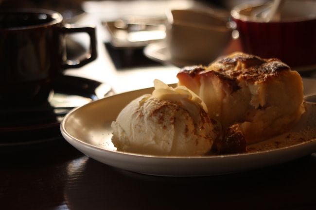 これで〜す。<br />アリスクリームがおいしい。<br />まあ、アップルケーキだね。<br />昔、ホットケーキミックスに生のリンゴを入れてオーブンで焼いて作ったケーキにも似ていてなつかしかった。失礼、こちらの方がずっと高級でしょうがね。