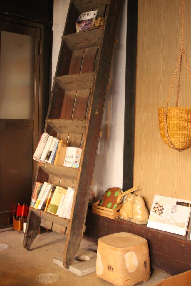 階段を逆にして本だな。