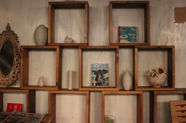四角い木枠を重ねて飾り棚にしてある。