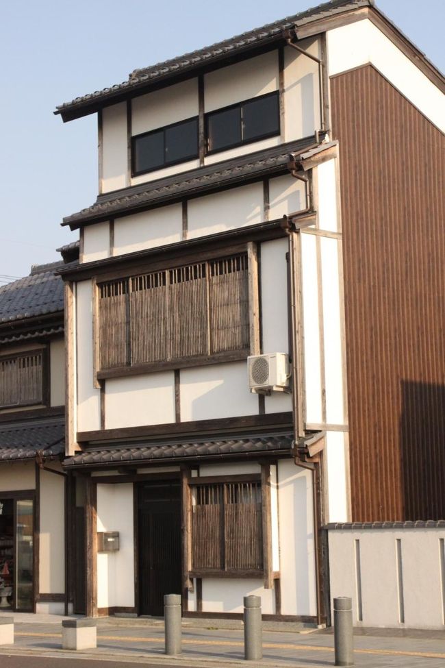 3階建ての民家<br />格子がいいですね。