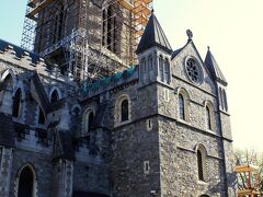 ８時３０分、宿をチェックアウトし、レセプションに荷物を預け、夕方のゴールウェイ行きの列車が出るまでの間、ダブリンの観光名所を本格的に見て回ります。

まず訪れたのはテンプル・バー地区の西側、宿からすぐ近くのところにある“クライスト・チャーチ大聖堂”（Christ Church Cathedral）。

英国国教会（アングリカン・チャーチ）系のアイルランド国教会の大主教座で、もともとはカトリックの教会として1038年に建立された（最初は木造で1172年に石造の大聖堂として建替え）、ダブリンで最も古い教会建築となっています。

古い建築物ゆえか、塔は足場が組まれ、維持修復工事が行われている模様・・・。

開館時間は９時からのようで、ひとまず外観だけ眺めてこの場を去ることにします。