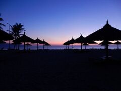 翌朝5時頃からホテルのビーチから日の出を楽しみました。