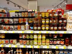 近くのスーパー「デレーズ」の閉店時間が20:00pmなので、早速買い出し♪
閉店間際なので、結構混んでました。
滞在中に必要な朝食とサンドイッチ用の食材、バター、マヨネーズ、サラミ、ハム、スライスチーズ、オレンジジュース、水、洋梨を購入。調味料の塩、胡椒、醤油は家から持参。

一旦、ホテルの戻り、夜の街歩きの再開です♪