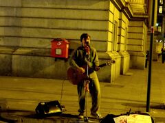 ヨーロッパでは、いつも多くの大道芸人（？）を見かけます。
早速今日もこんな時間なのに独演会を開いていました...でも、観客がいなくて淋しい...
