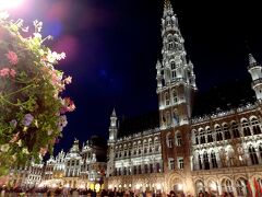 ホテルから5分位歩いた所に世界遺産「グランプラス」はあります。
グランプラス...大広場という意味だそうですが、そこまで大きくはありません。
広場を取り囲むようにゴシック調の建物が建っていてライトアップが銀色に輝きとてもキレイで、特に90mの尖塔を中央に構えた市庁舎は圧巻です！