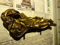 グランプラスの横にあった「セルクラースの像」。
左手に触ると幸せになるという英雄が横たわっているブロンズ像で、グランプラスで最も古い館のひとつ「星の館」の壁にあります。
左手はみんなが触るので禿げています。
