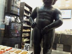 セルクラースの像から伸びる道を進んで「小便小僧」を見に行きましょう♪
途中には、ワッフル屋さんやお土産屋さんが立ち並び、お決まりのように小便小僧の像があります。