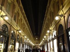 世界最古のアーケード街「ギャルリー・サンチュベール」と通り、左に歩いて進みます♪