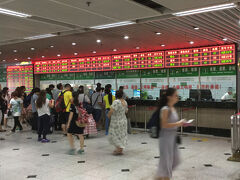 「羅湖商業城」の１階にはバスターミナルが併設されており、通路階となる二階入り口を入ると切符売り場に出る。