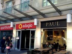 5分程でホテル（Adagio Brussels Centre Monnaie Aparthotel）に到着。
BE BROUCKERE(ドゥ・ブルケール)駅の横でアクセス抜群。（実は、滞在中、地下鉄には殆ど乗っていないんですが...）
隣には、パン屋さんのPAULがあって、朝食のテイクアウトもバッチリです♪