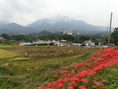 武甲山に雲がかかっています。