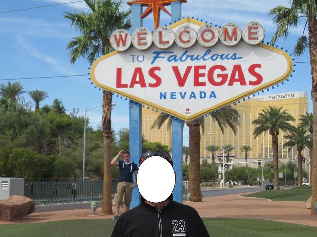 まずはじめにラスベガスでは、マンダレイベイホテルから南に少し走ったところにある、定番の記念写真スポットでお決まりの1枚です。