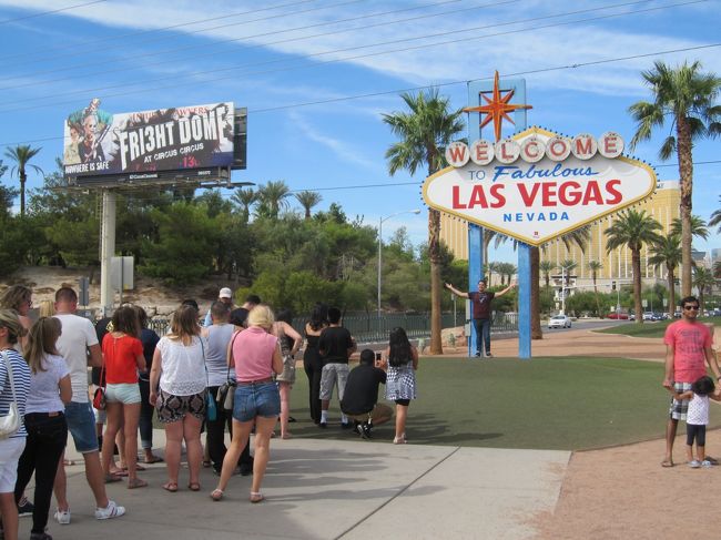 このようにたくさんの観光客が列をなして順番待ちをしています。