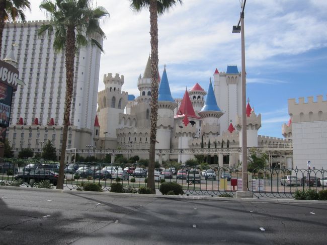 ラスベガスでは3泊する予定であり、1日目は新フォーコーナーを重点的に探索？？します。<br />これはエクスカリバーホテルです。