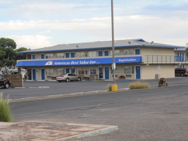 このモーテルが旅行の最初に泊った、アメリカズベストバリューインです。<br />普通のモーテルですが、新フォーコーナーからもレンタカーセンターからも近くて立地条件が良かったですよ。