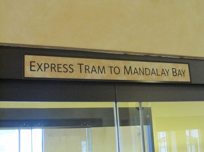 エクスカリバーからルクソールを経由してマンダレイベイまで無料のトラムが走っています。