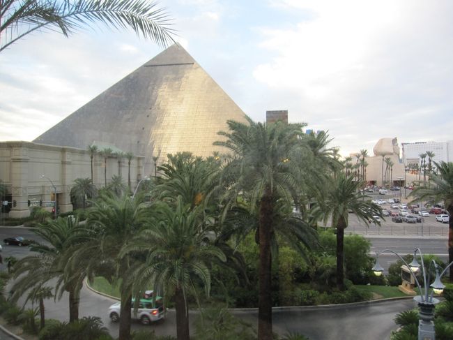 逆光ですが、あのピラミッドがルクソールです。