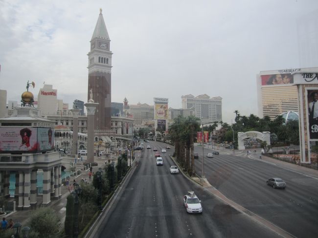 サンマルコ広場？の鐘楼がそびえています。