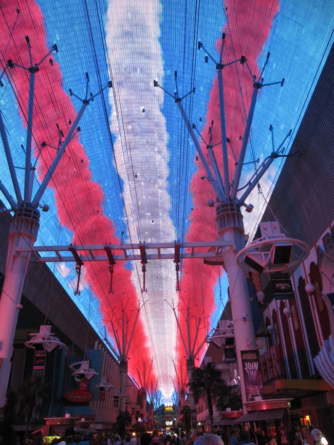 午後7時から1時間ごとに約10分間のショーです。<br />これを見に、ダウンタウンまで足を運ぶ人が多いそうです。