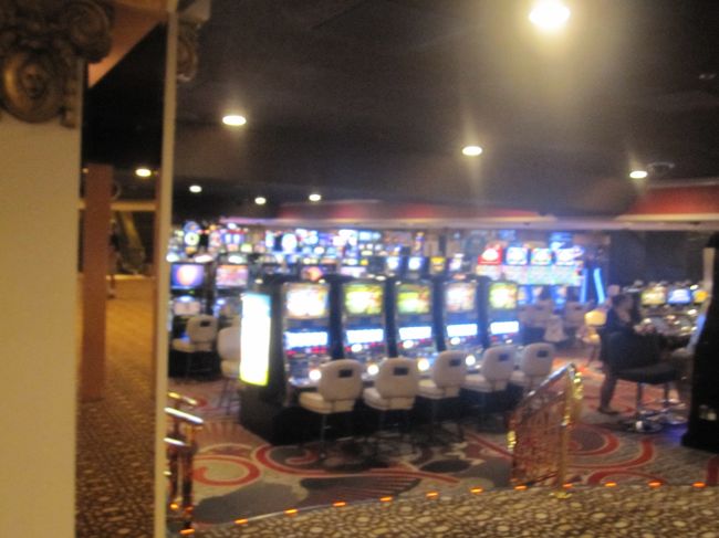 スロットマシンが所狭しと並べられていますが人がいません。