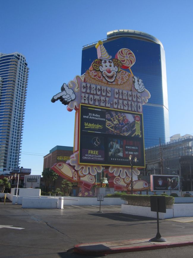 昨日はダウンタウンで遊んで、今朝はゆっくりと起き、ホテル名物のピエロの看板を記念に写します。