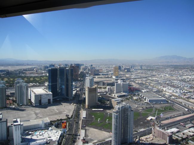ストラスフィアタワーに登ります。<br />この展望台からラスベガス一円が見渡せます。