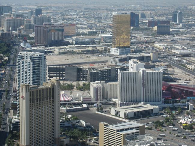 真中の白い建物が宿泊しているサーカス・サーカスです。