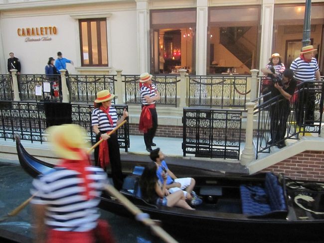 もう一度ベネチアンに戻ると、ゴンドラに人が乗っていました。<br />カンツォーネを歌っています。