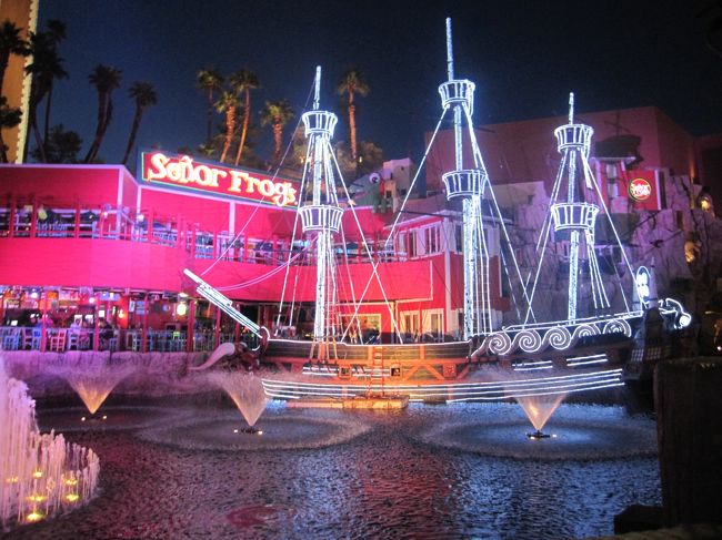 トレジャーアイランドの海賊船のショーです。<br />無料ですが迫力があります。