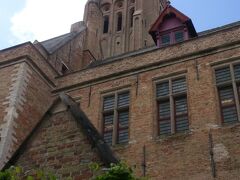 ☆聖母教会。

高さ122ｍの塔を見上げて。


