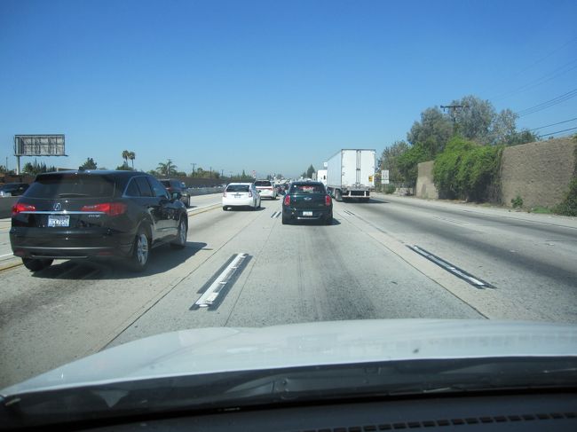 この日は帰国の日で、ロサンゼルスまで移動する。<br />Ｉ15を南下し一路バーストーへ、ラスベガスを抜け、20分もしないうちに、あたり一面砂漠である。2時間30分ほど走り、バーストーにあるバーガーキングで休憩する。<br />　30分くらい休憩して、また車を発進。次は、ロサンゼルスまでノンストップで行く。Ｉ15からＩ10の西行に乗り換える。ロサンゼルス近郊で渋滞しました。