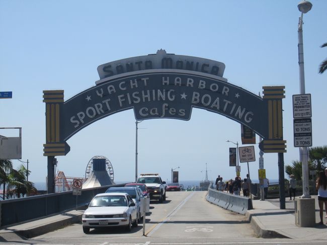 ロサンゼルスの中心部に入ると車線が7車線もあり圧倒されていまいます。サンタモニカの行きの案内表示を見ながら、慎重に走ります。<br />　午後1時過ぎにサンタモニカに無事到着しました。<br />