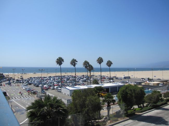 この2週間、ずっと砂漠地帯を走っているから、海が見えるとうれしくなる。この海の向こうには日本があると思うと感慨に浸ってくる。<br />サンタモニカの海岸に車を停め、しばし散策しました。