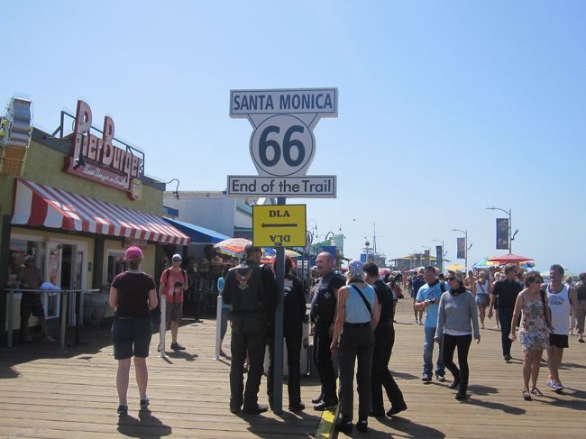 ルート66の終点です。<br />観光客が記念写真を写しています。