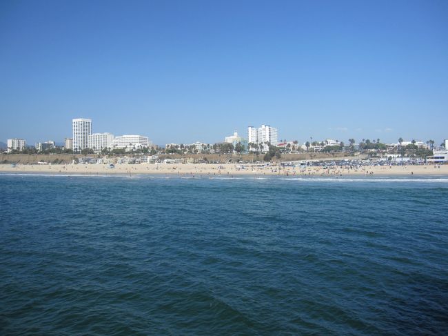カリフォルニアの青い空と白い砂浜、それに海がマッチしています。