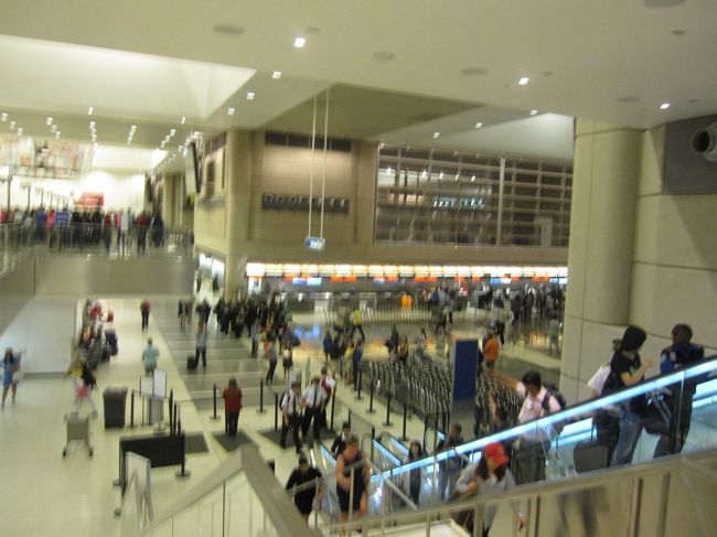 午後10時になり、搭乗手続きし、免税店を見ながら、ゲート前で搭乗時間を待つ。FREE WIFIもあり、知り合いにLINEをする。<br />　